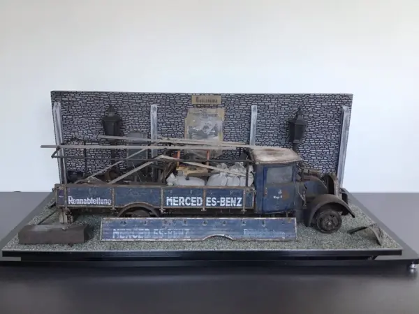 CMC Diorama `abgestellter Renntransporter´ mit CMC Mercedes-Benz LKW LO2750 A-030