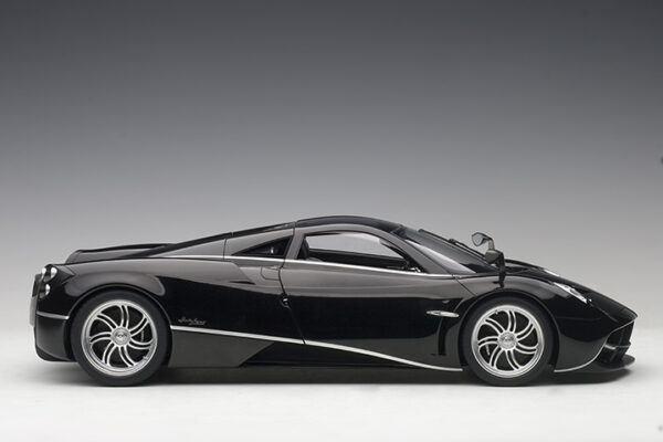 AUTOart 1:12 Pagani Huayra (glossy black:silver stripes: