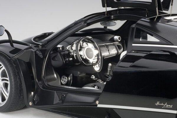 AUTOart 1:12 Pagani Huayra (glossy black:silver stripes: