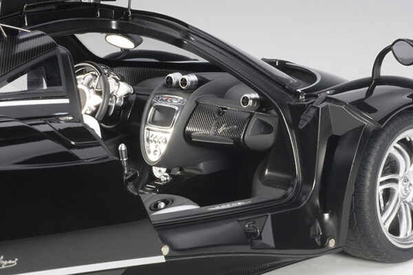 AUTOart 1:12 Pagani Huayra (glossy black:silver stripes: