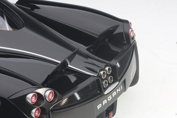 AUTOart 1:12 Pagani Huayra (glossy black:silver stripes: