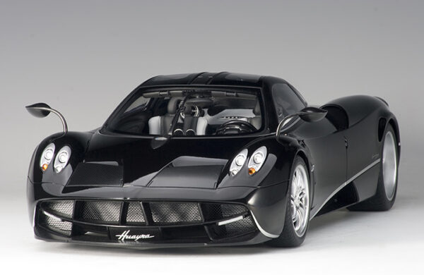 AUTOart 1:12 Pagani Huayra (glossy black:silver stripes: