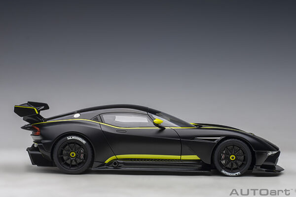 AUTOart Aston Martin Vulcan 2015 (mattblack:lime green stripes)