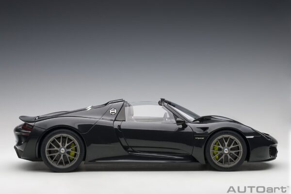 AUTOart Porsche 918 Spyder Weissach Package (Basaltschwarzmetallic) 1:12 – Bild 13